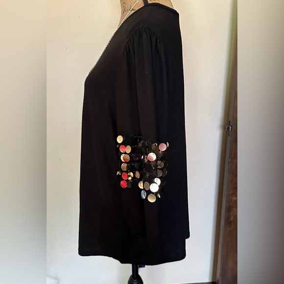 Chic and fun top-New with tag! (Necklace not included) - Picture 3 of 3